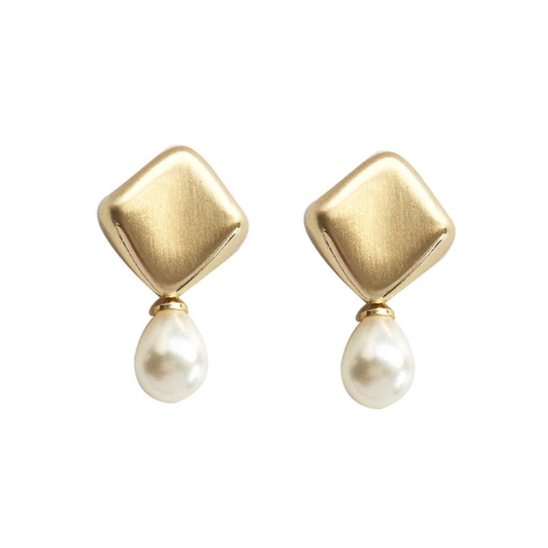 just-lil-things-gold-earrings-pin-earrings-jlt10332
