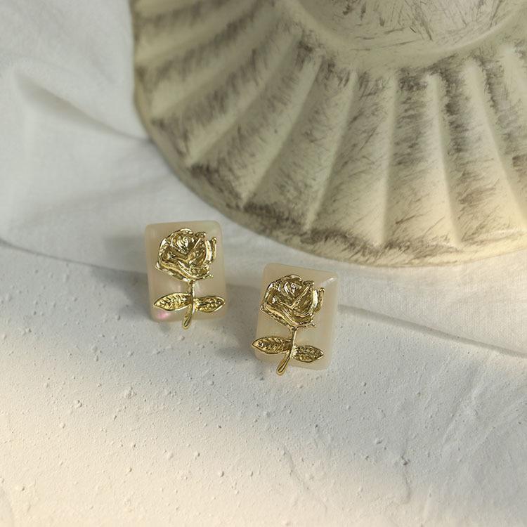 just-lil-things-gold-pin-earrings-jlt10733